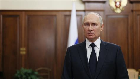 Vladimir Putin dirigiéndose a la nación por televisión