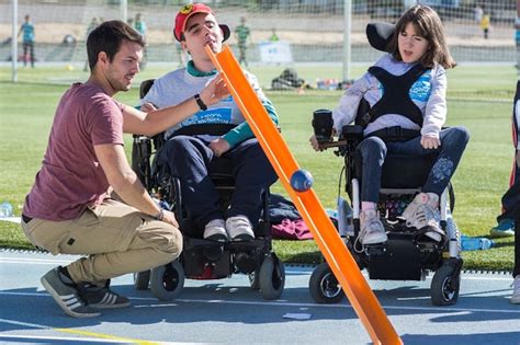 fotografía de personas participando en un evento deportivo inclusivo