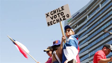 Foto: Ciudadanos chilenos marchando por mejores pensiones.