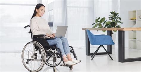 Persona en silla de ruedas con una sonrisa, mostrando sus habilidades