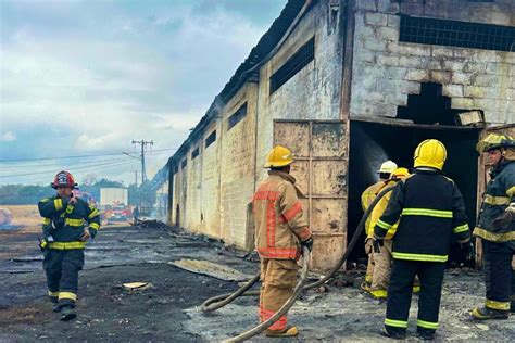 Bomberos llegó a controlar el incendio