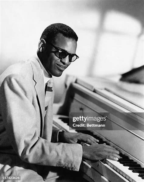 fotografía de Ray Charles al piano