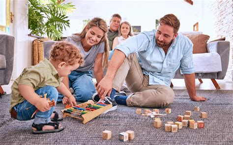 Niños y adultos interactuando y jugando juntos, con énfasis en la comunicación y el juego.
