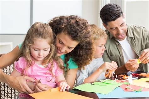 Familia haciendo manualidades en casa, con un enfoque en la interacción y el lenguaje.