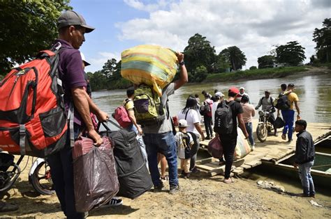 Foto: Personas mayores desplazadas por un conflicto, sentadas bajo un puente.