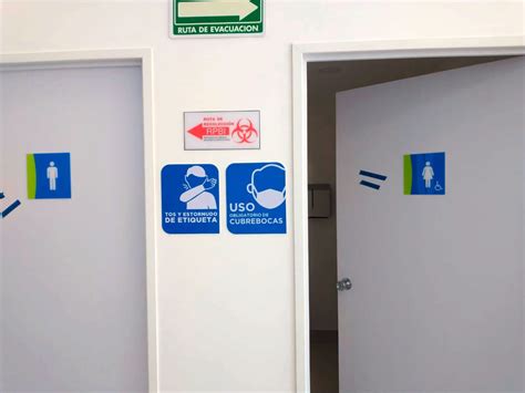 Infografía sobre la implementación de señalética interna y externa para puntos inclusivos en campus universitarios.