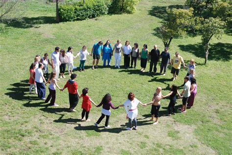 Grupo de personas participando en una sesión de Biodanza al aire libre