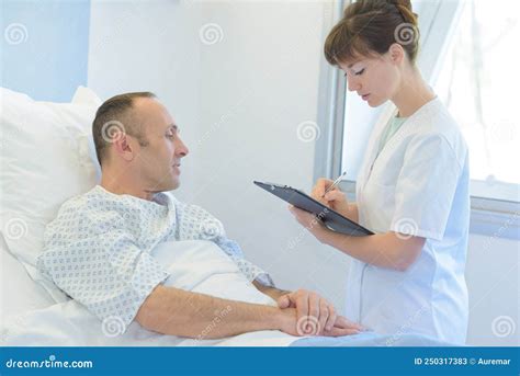 Foto de una enfermera interactuando empáticamente con un paciente en cuidados paliativos.