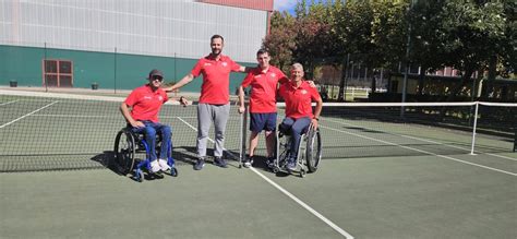 Foto de una clínica de tenis en silla de ruedas con participantes sonriendo