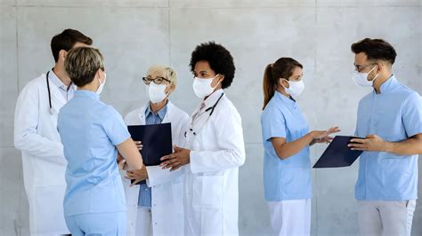 Equipo multidisciplinario atendiendo a un paciente
