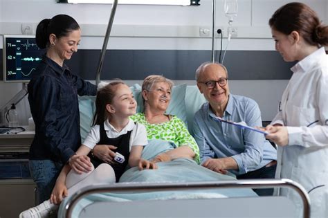 Familia y paciente dialogando con un profesional de la salud