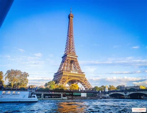Fotografía temática de un jubilado francés con la Torre Eiffel de fondo, simbolizando el sistema de pensiones francés.