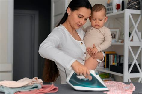 Fotografía de una ama de casa con un hijo, simbolizando el trabajo doméstico y familiar