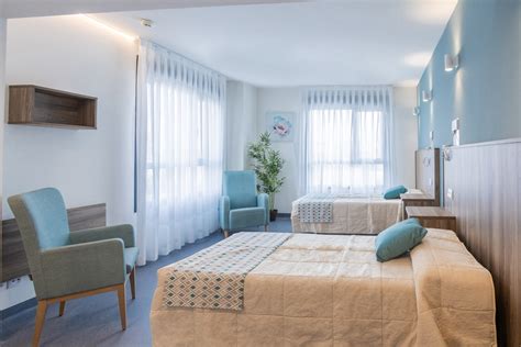 Fotografía de un hogar geriátrico moderno y bien equipado.