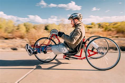 Fotografía de primer plano de una handbike, mostrando el sistema de propulsión manual.