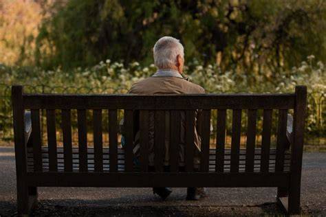 Esquema sobre el impacto de la soledad en personas mayores y cómo el acompañamiento ayuda a combatirla