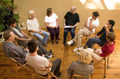 Grupo de personas mayores participando en terapia grupal