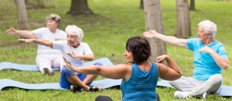 Adultos mayores disfrutando de actividades al aire libre