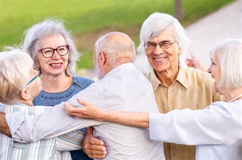 Grupo de personas mayores reunidas leyendo poesía.