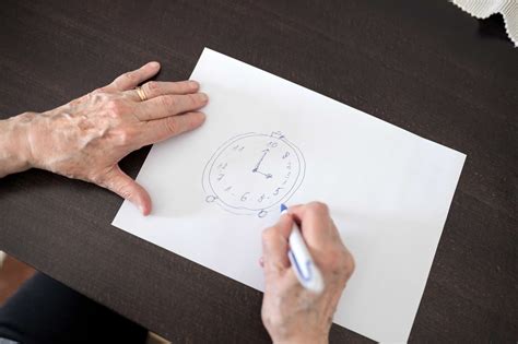 Fotografía de una persona mayor realizando el test del reloj con lápiz y papel