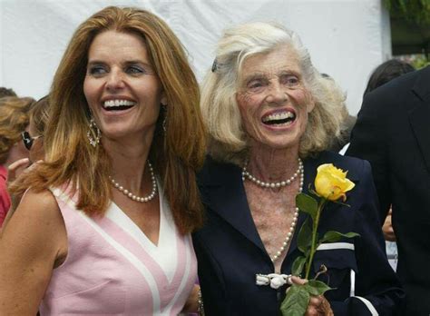 Fotografía de Eunice Kennedy Shriver interactuando con niños en el campamento de verano