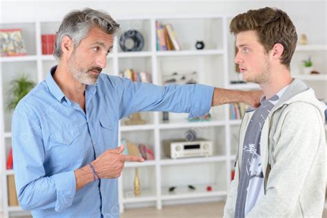 foto temática de padres e hijos adultos conversando seriamente