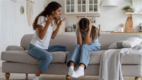 Imagen de una madre e hija discutiendo