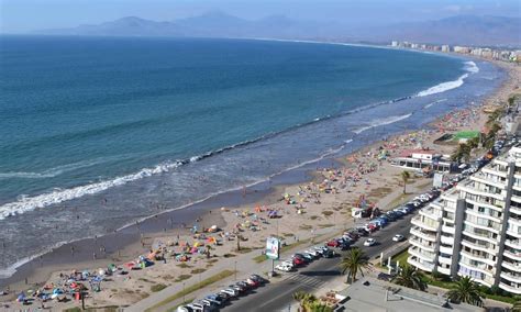 Vista panorámica de las playas de La Serena con adultos mayores paseando.