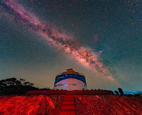 Fotografía nocturna del observatorio astronómico Cerro Churqui.