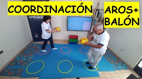 Fotografía de dos residentes de un centro realizando ejercicios de coordinación con pedalier y aros