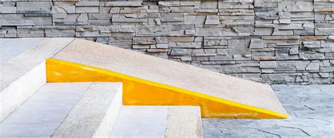 Imagen de una rampa de acceso a un edificio público.