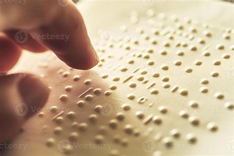 Manos leyendo texto en Braille