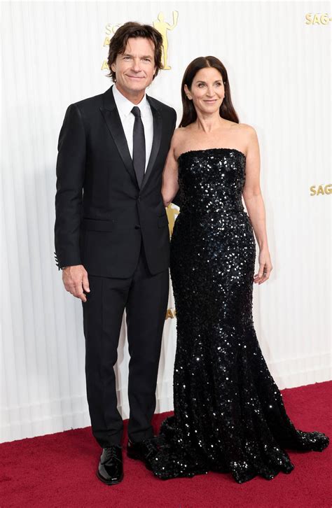 Foto de Jason Bateman sonriendo en una alfombra roja