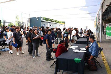 Feria comunitaria en La Florida con puestos de microempresarios
