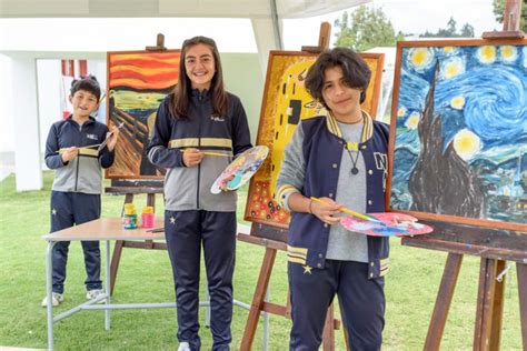 Collage de imágenes mostrando diversas actividades artísticas realizadas por adultos mayores: pintura, escultura, escritura.