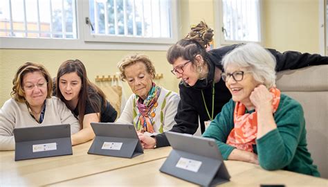 Personas mayores usando tablets en un taller de nuevas tecnologías