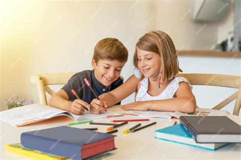 Niños en un aula ayudándose mutuamente con una actividad