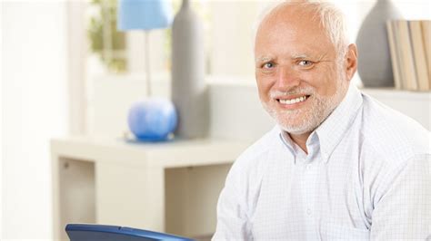 Foto de András Arató sonriendo con el característico gesto del meme