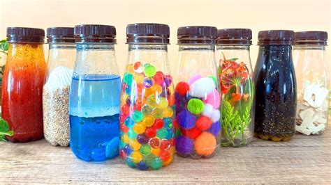 Ejemplos de materiales didácticos sensoriales hechos con material reciclado (botellas sonoras, mesa de luz simple)
