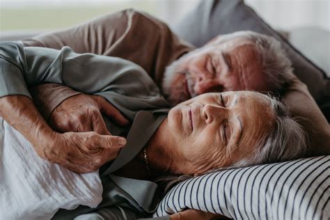 Adulto mayor durmiendo plácidamente