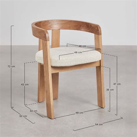 Infografía comparativa de características de sillas para orinar: reposabrazos, asiento acolchado, patas antideslizantes, cubeta extraíble.