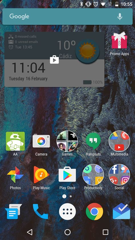 Comparativa de interfaces de lanzadores Android con iconos grandes y simplificados para personas mayores.