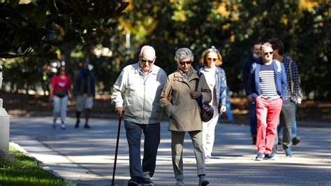 Ilustración de personas jubiladas disfrutando su retiro en un entorno chileno