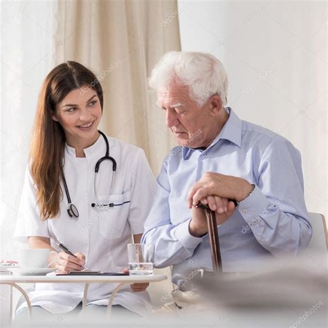 Ilustración de un joven enfermero interactuando amablemente con una pareja de ancianos