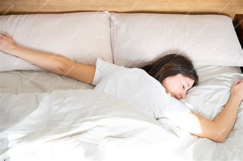 Foto de una persona mayor durmiendo plácidamente en su cama