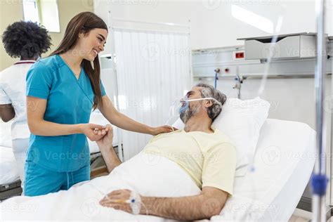 Representación de un hospital público y pacientes siendo atendidos