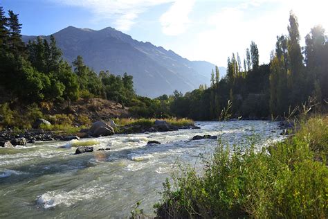 Foto panorámica del Cajón del Maipo con montañas y río