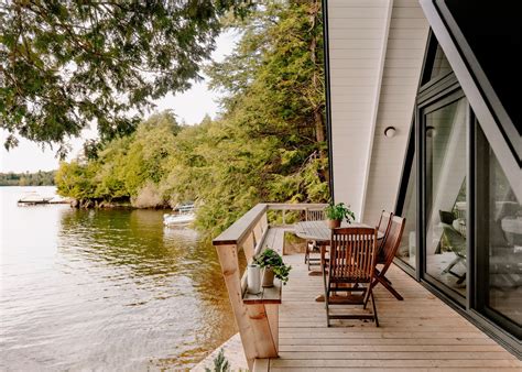 Foto interior de una cabaña abovedada y su terraza con vista al río