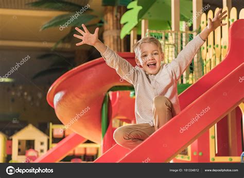 Fotografía de un niño sonriendo mientras juega con su familia en un entorno hogareño.