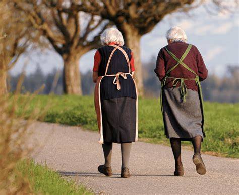 Fotografía temática de adultos mayores en entornos rurales o urbanos